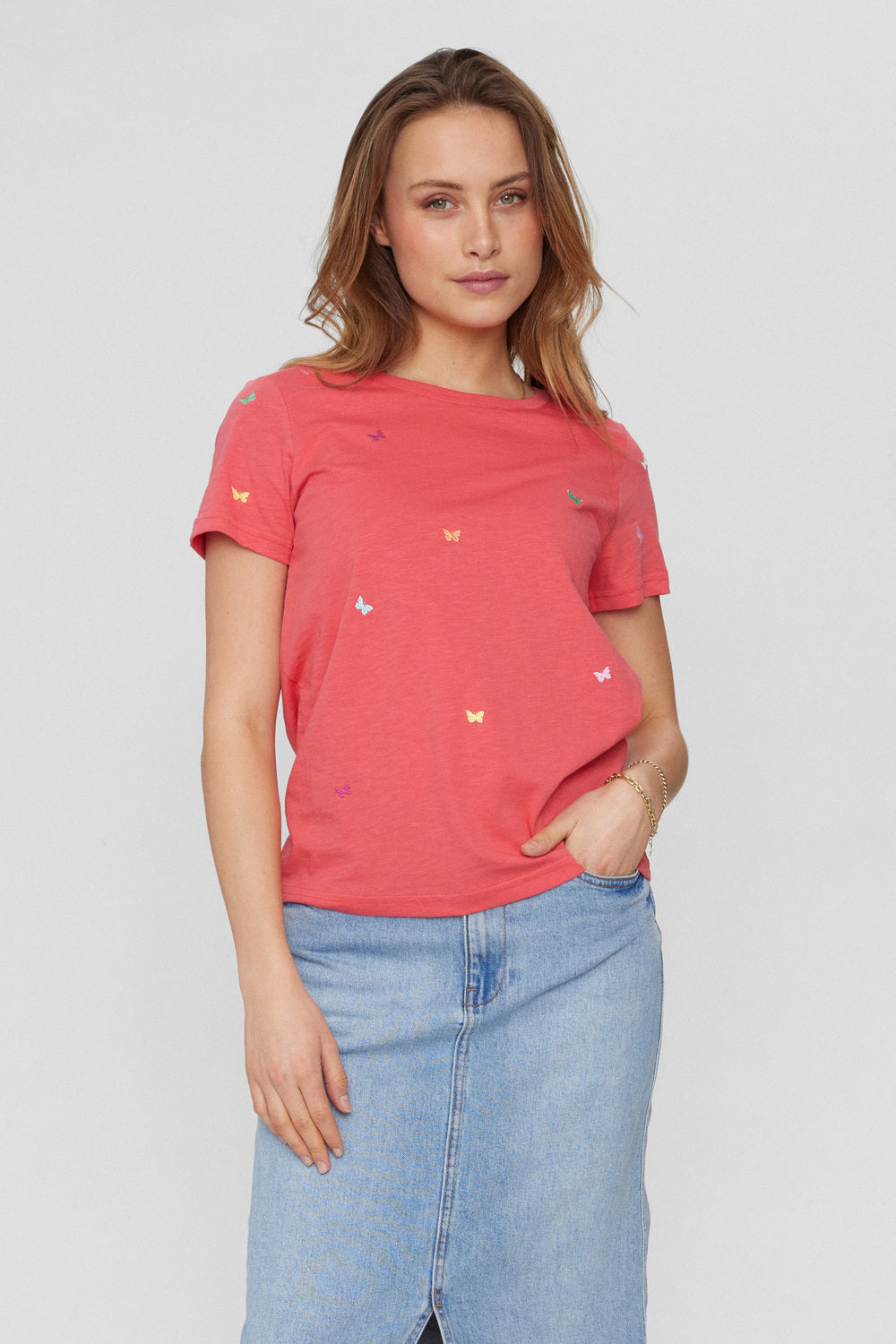 Nümph T-shirt - NuSummi T-shirt i Teaberry Med Sommerfulge