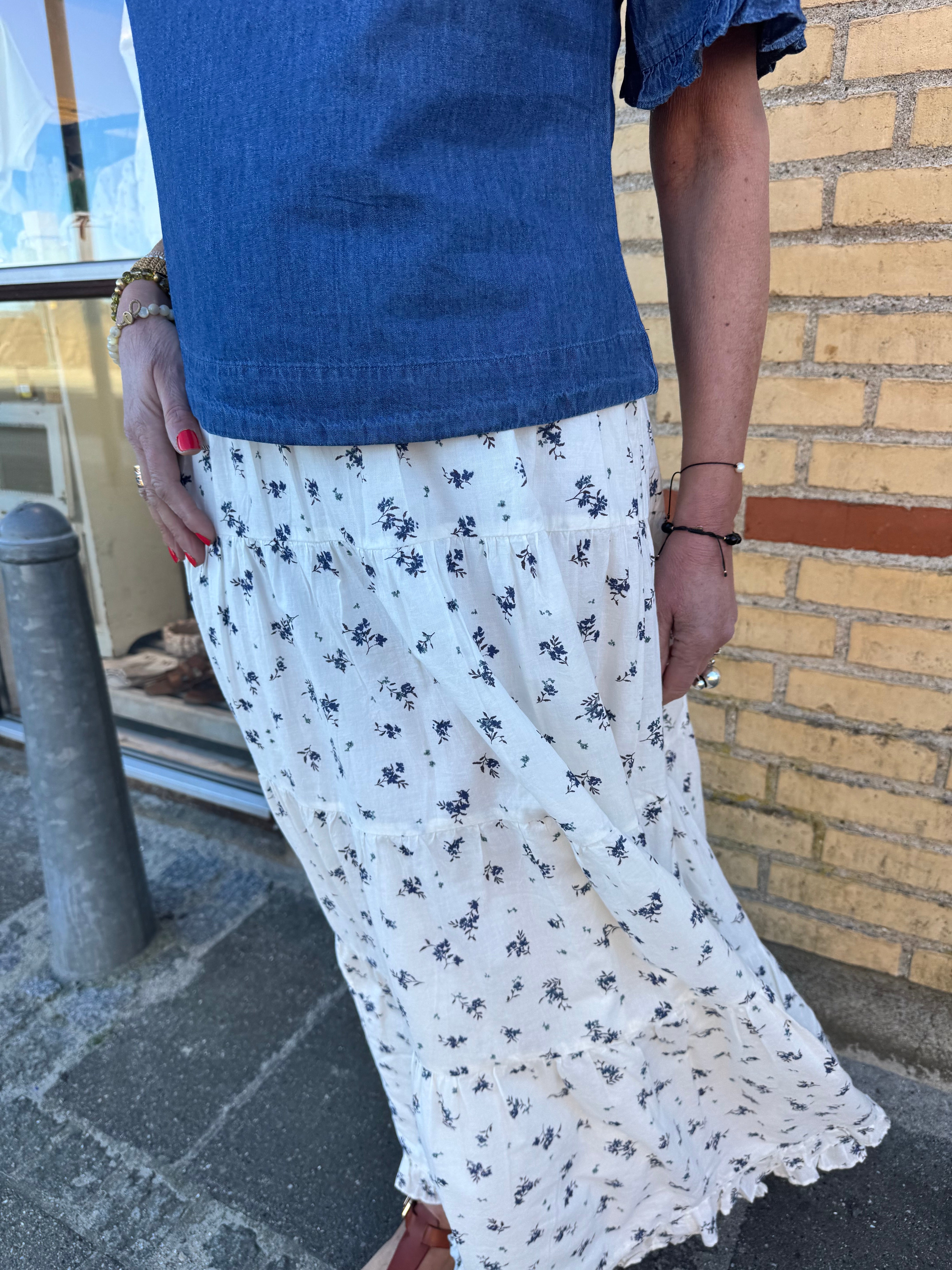 Neo Noir Nederdel - Asta small Blossom Nederdel i White Blue