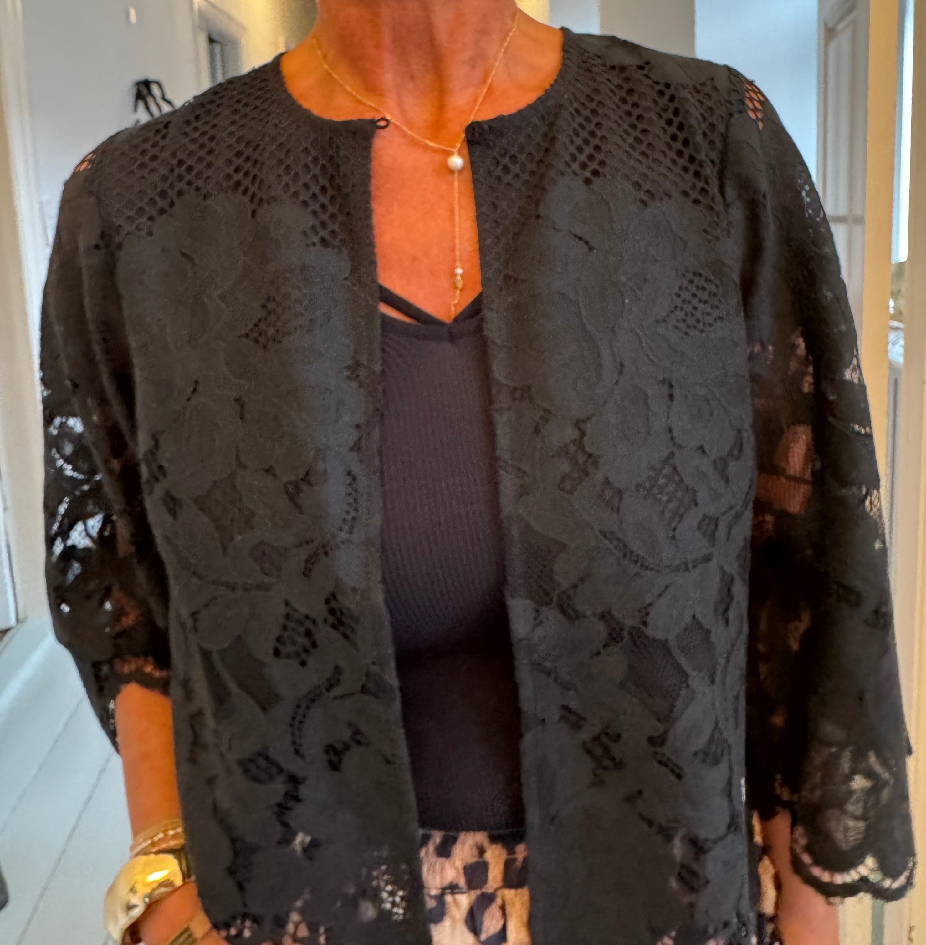 Haute L´amitié Bolero - Curvey Lace Hem Bolero i Sort