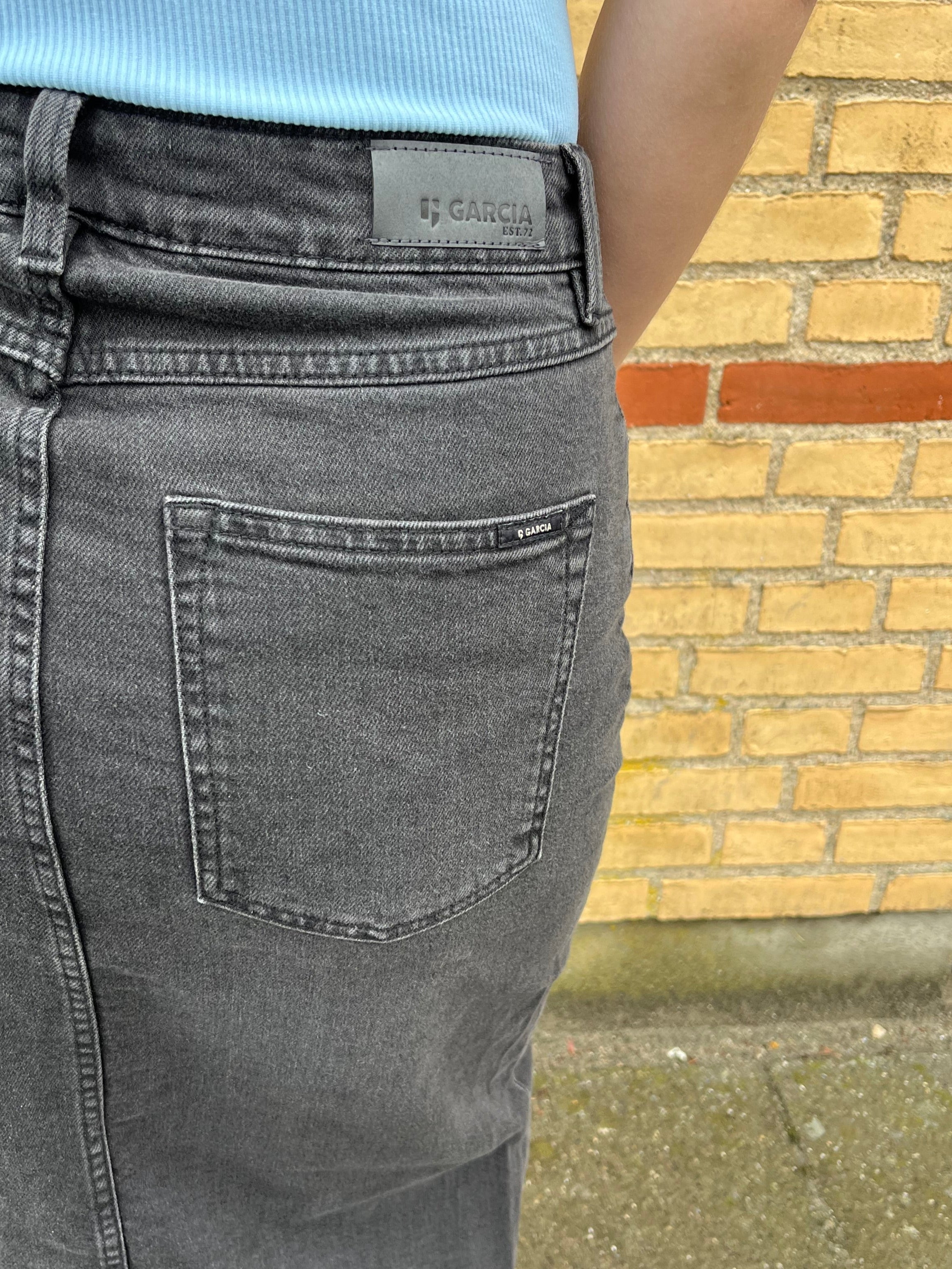 Garcia Nederdel - G5O325 Lang Denim Nederdel i Sort Medium Used