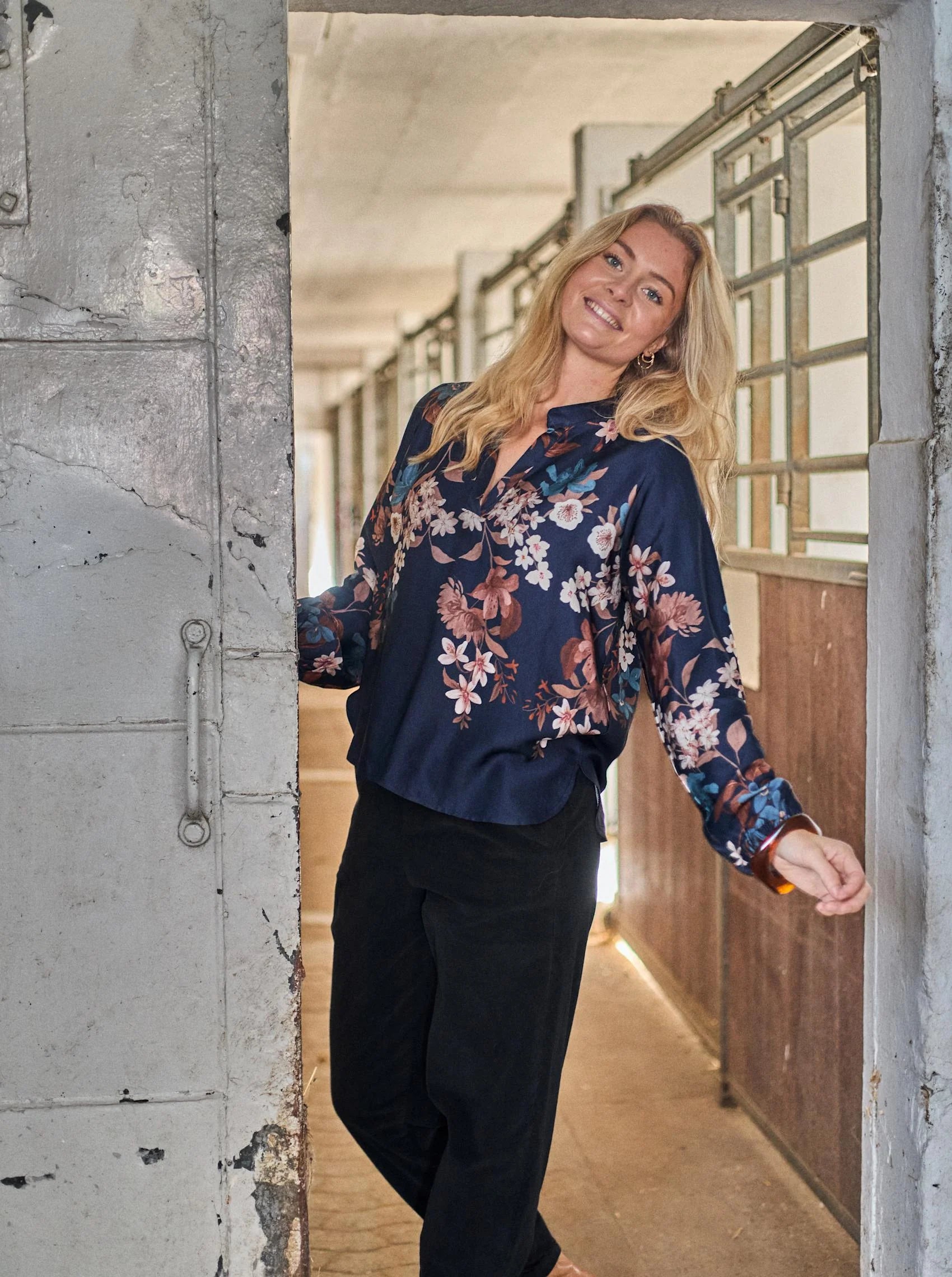 Black Colour Bluse - BcZendaya LS Bluse i Navy Flower