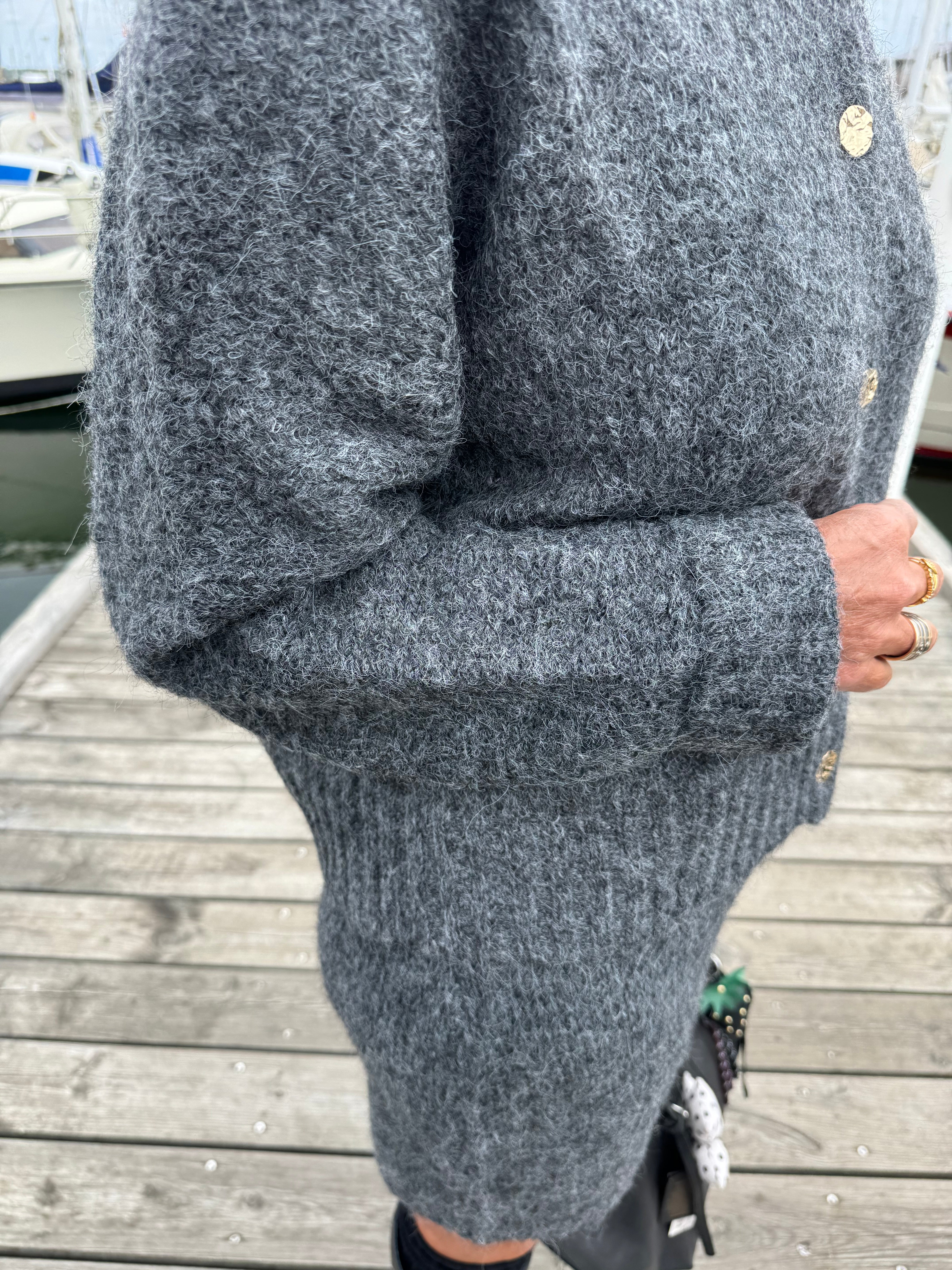 Neo Noir Cardigan - Taura Fluffy Strik Cardigan i Antracit
