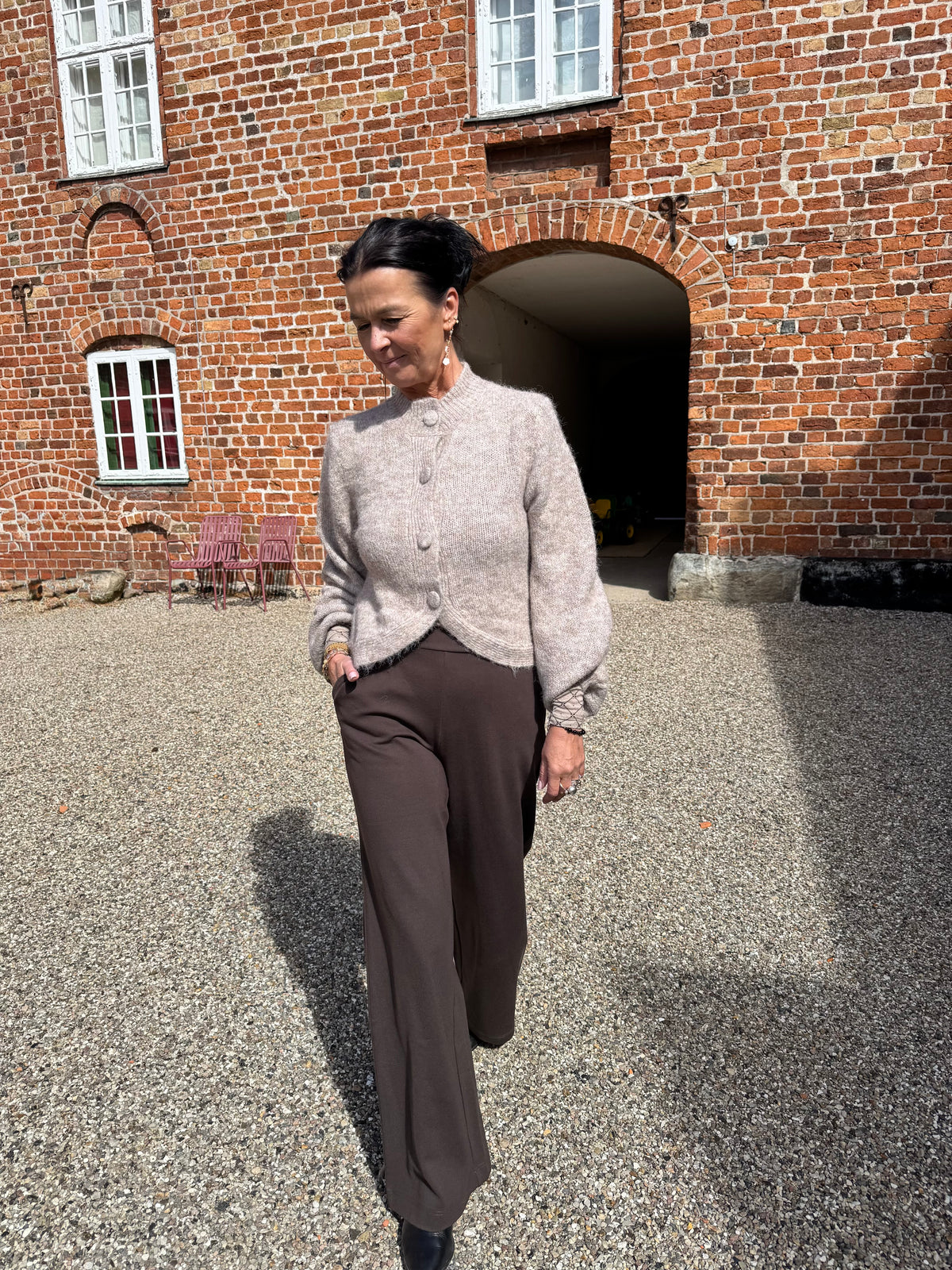 Neo Noir Cardigan - Gio Fluffy Strik Cardigan i Beige Melange