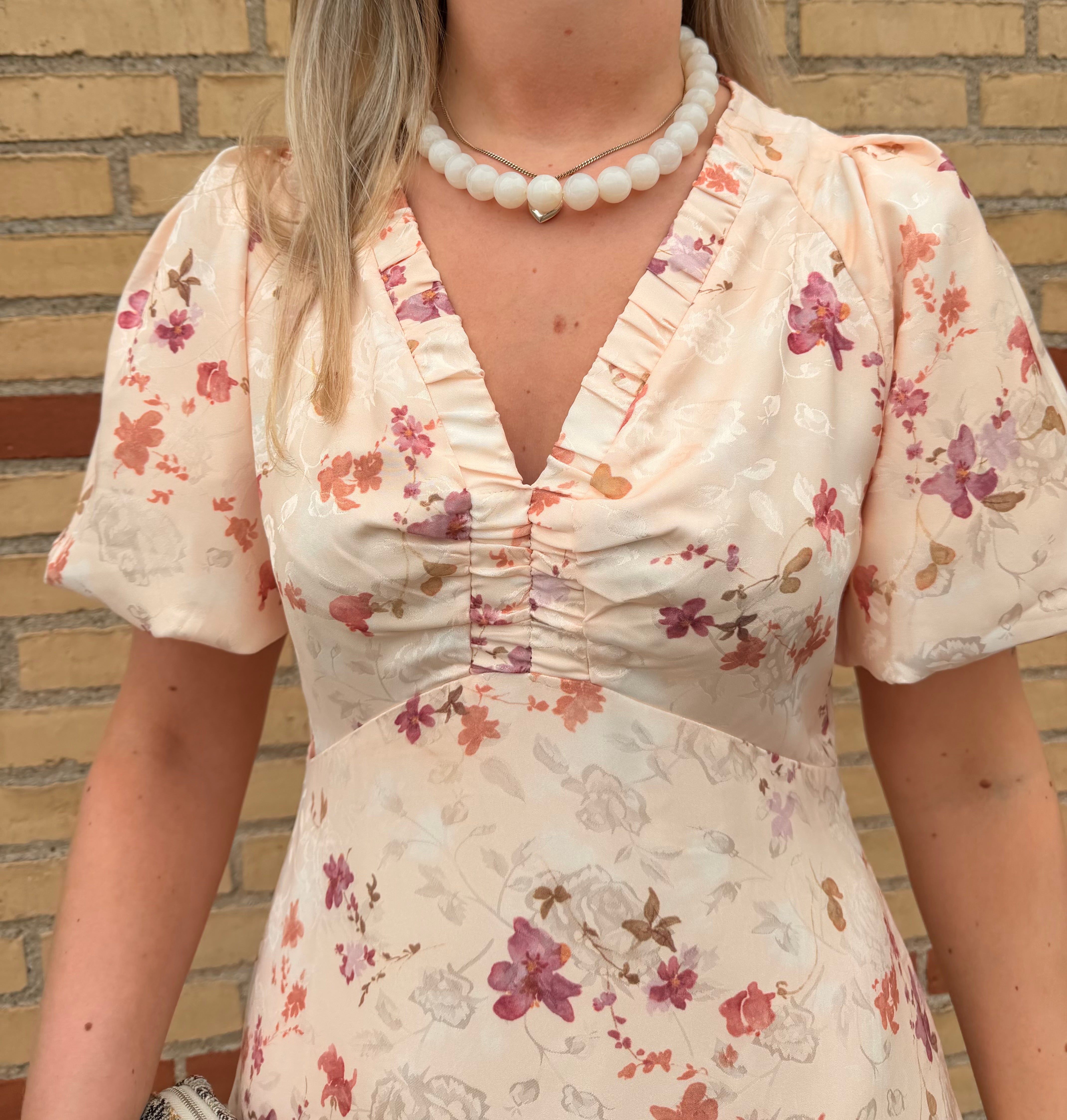 Neo Noir Kjole - Illana Sateen Print Kjole i Creme
