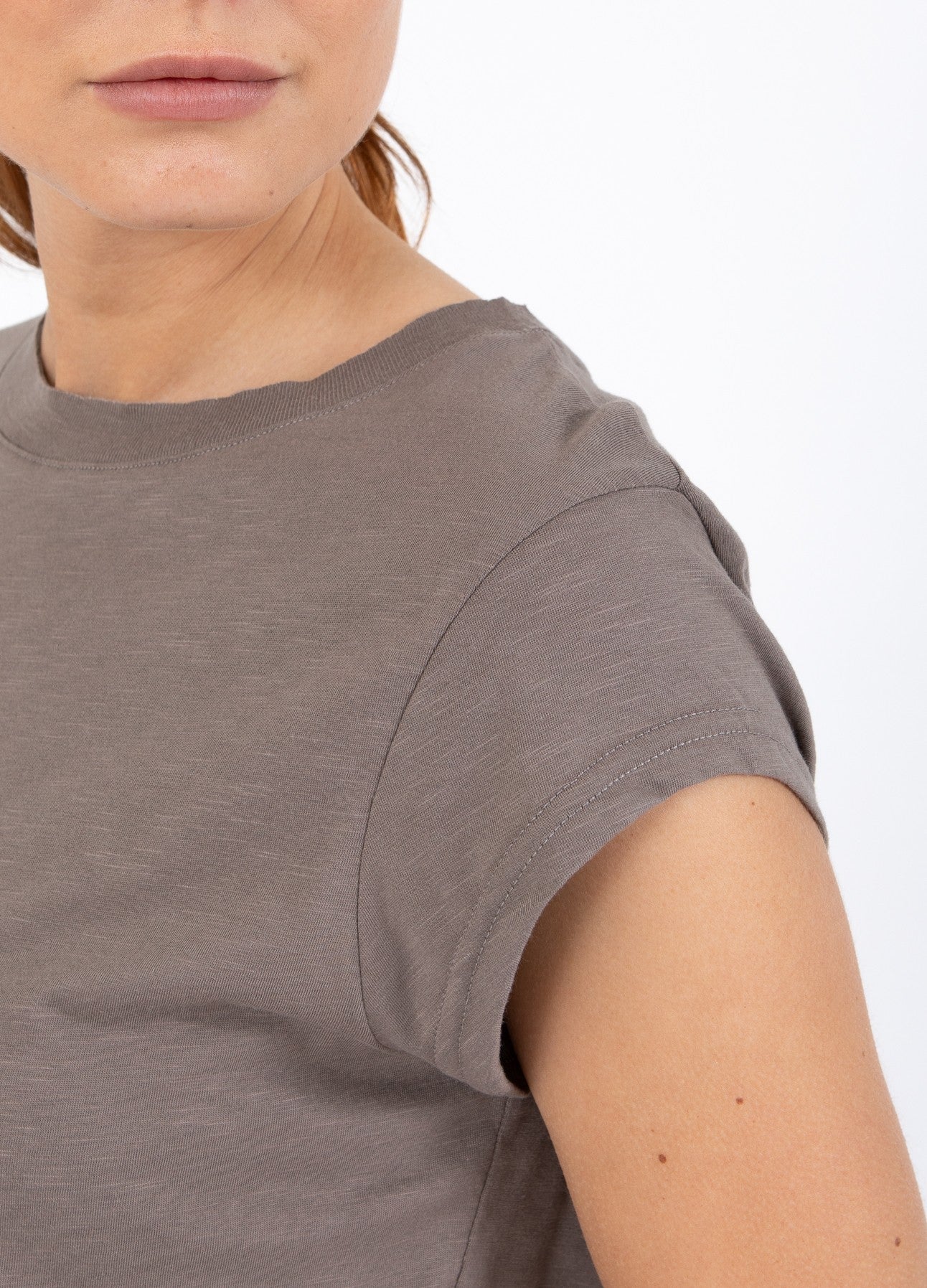 Coster Copenhagen T-shirt - CC-Heart Basic T-shirt Rund Hals i Dark Mud