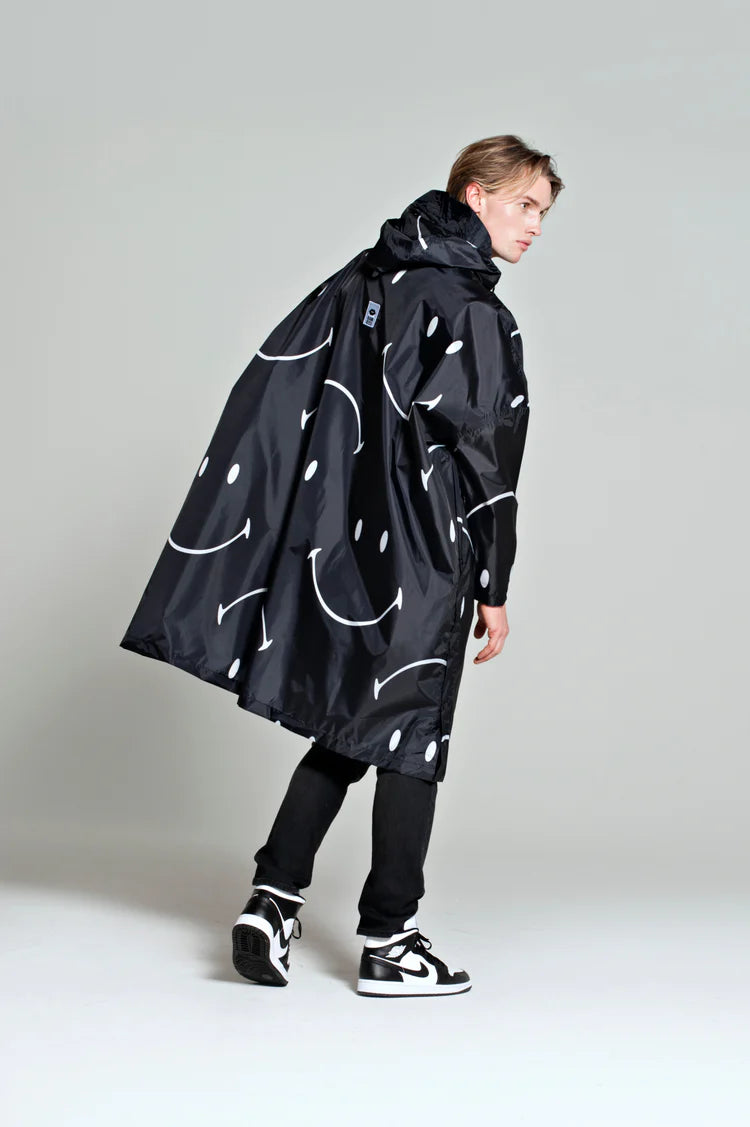 Rain Kiss Regn Poncho - Klassik Smile x Smiley Regn Poncho i Sort med Hvid