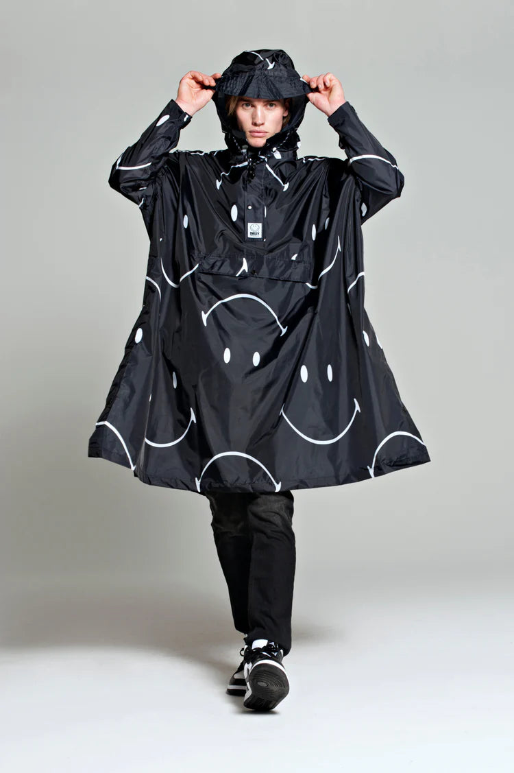 Rain Kiss Regn Poncho - Klassik Smile x Smiley Regn Poncho i Sort med Hvid