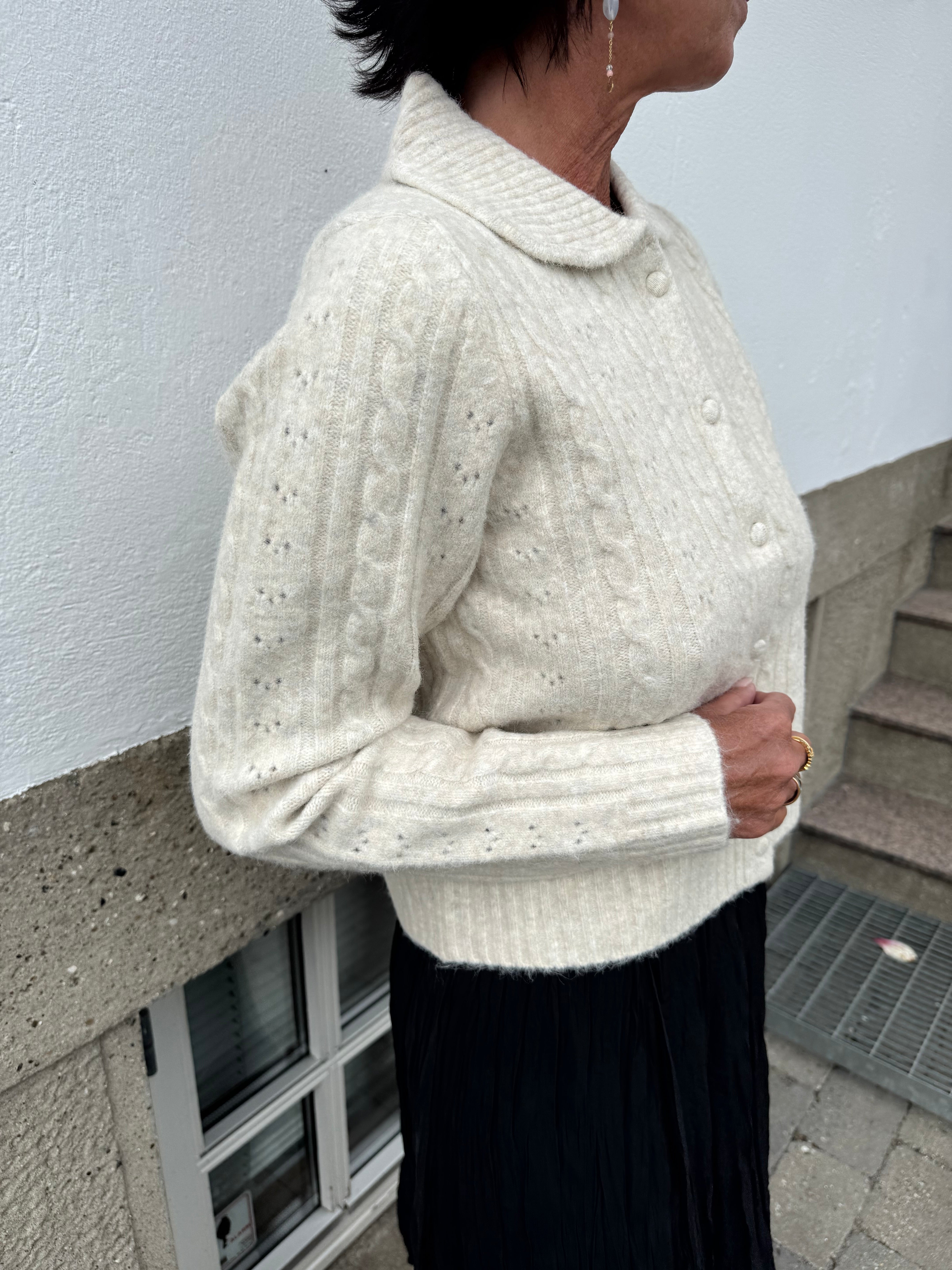 Neo Noir Cardigan - Emelie Strik Cardigan i Ivory