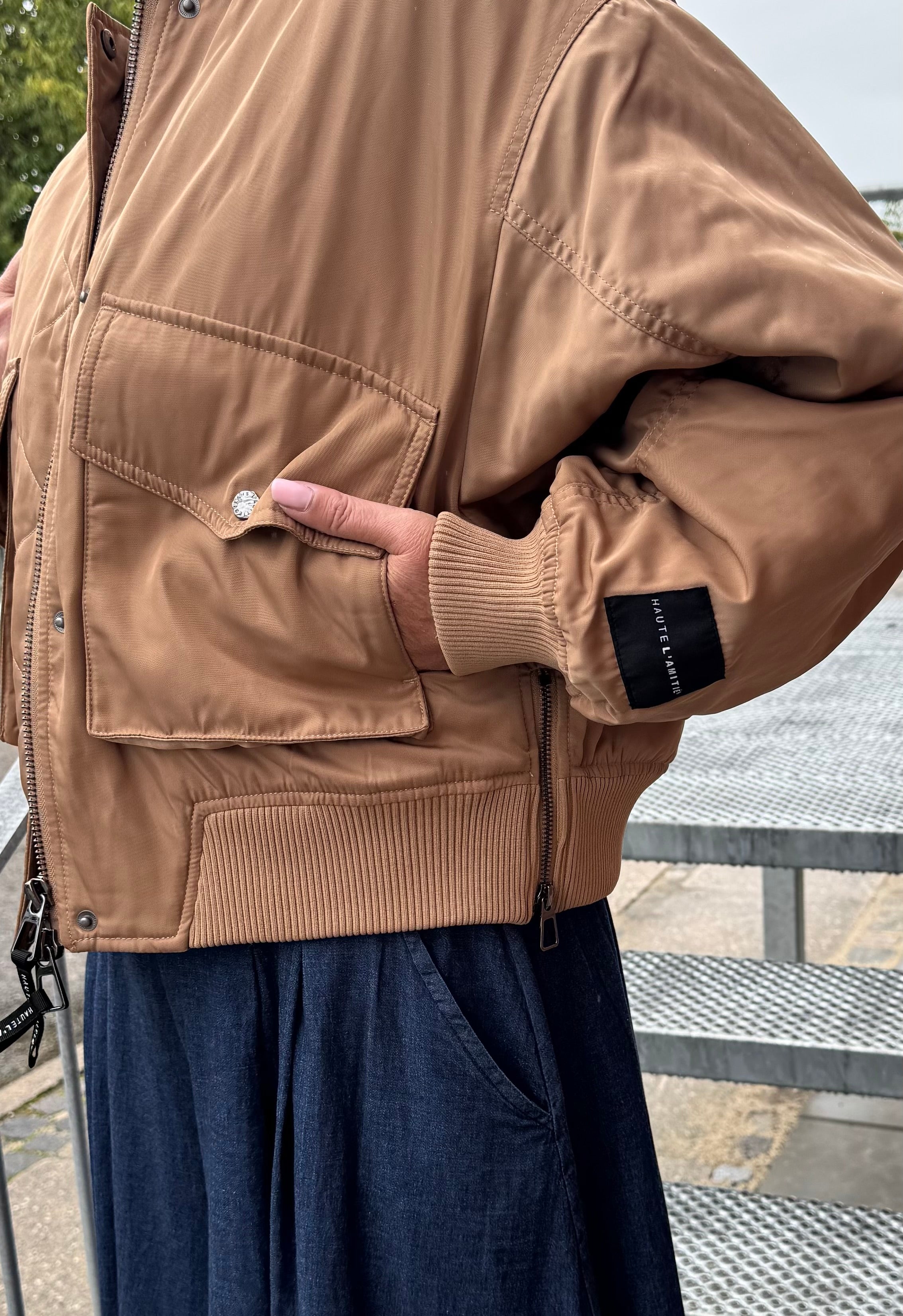 Haute L´amitié Jakke - Bailey Zipper Bomber Jakke i Dessert Sand