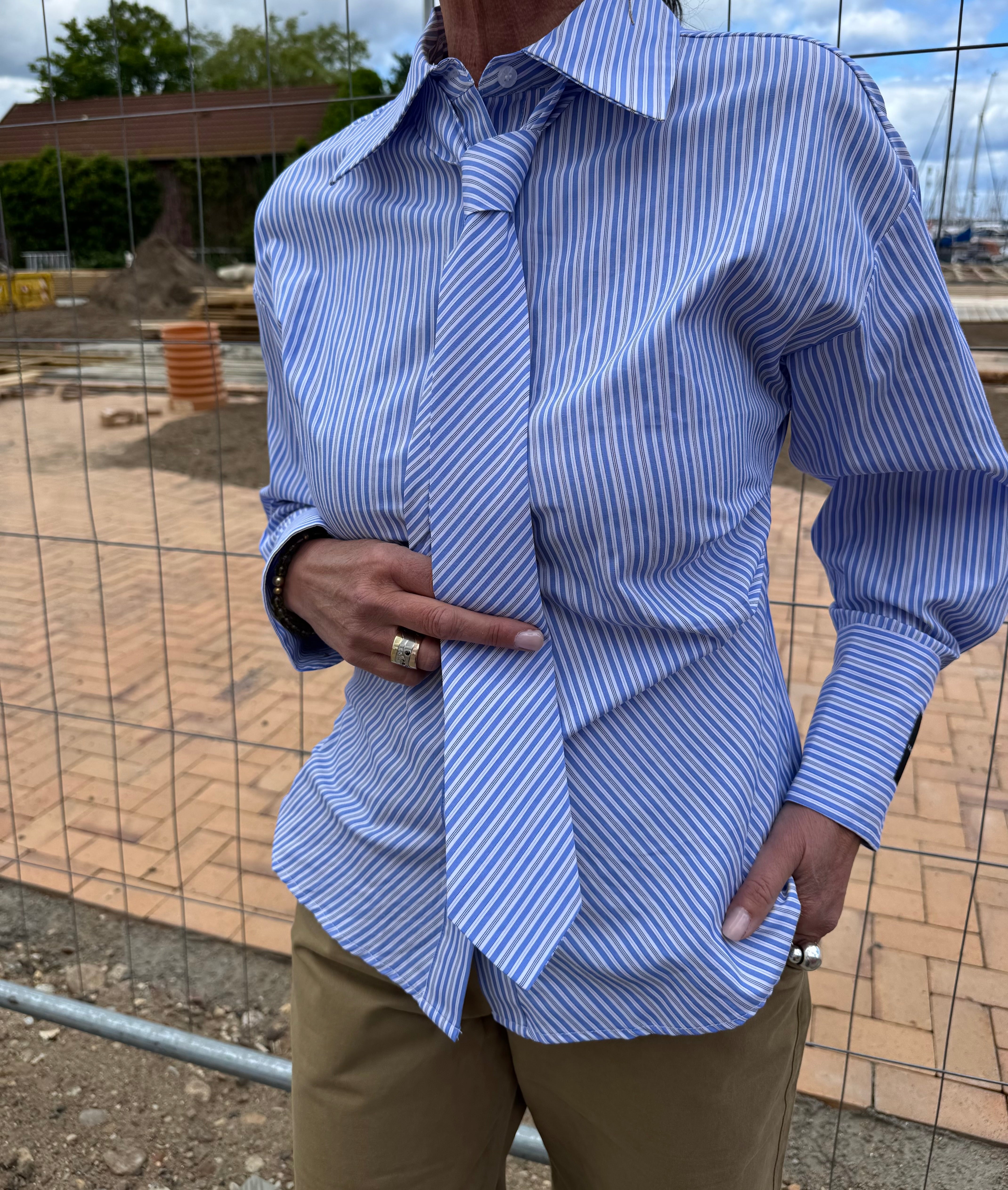 Haute L´amitié Skjorte - Emma Tie Stribet Skjorte i Pale Blue Strib