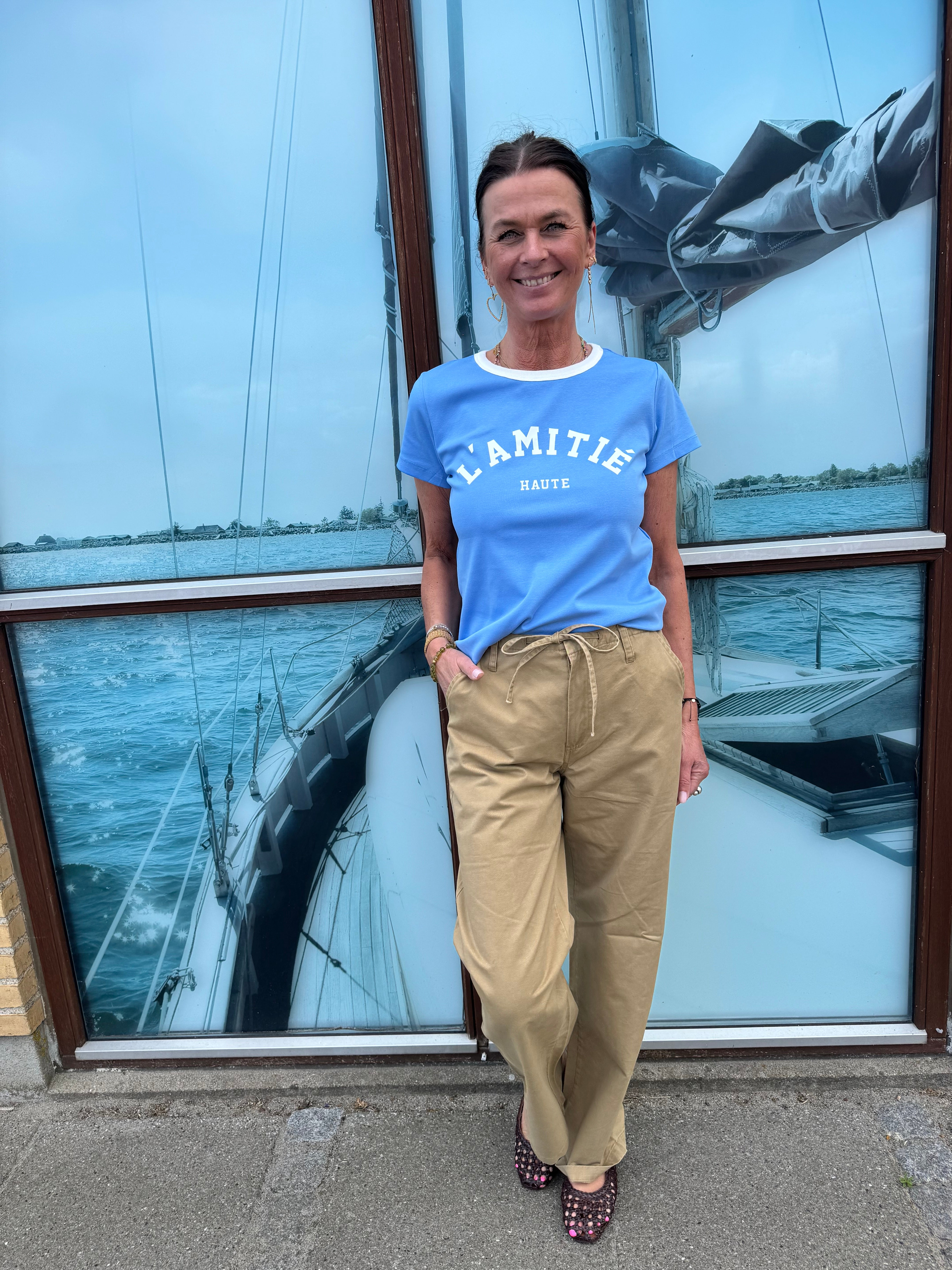 Haute L´amitié T-shirt - Neckline Logo T-shirt i New Blue-White Print