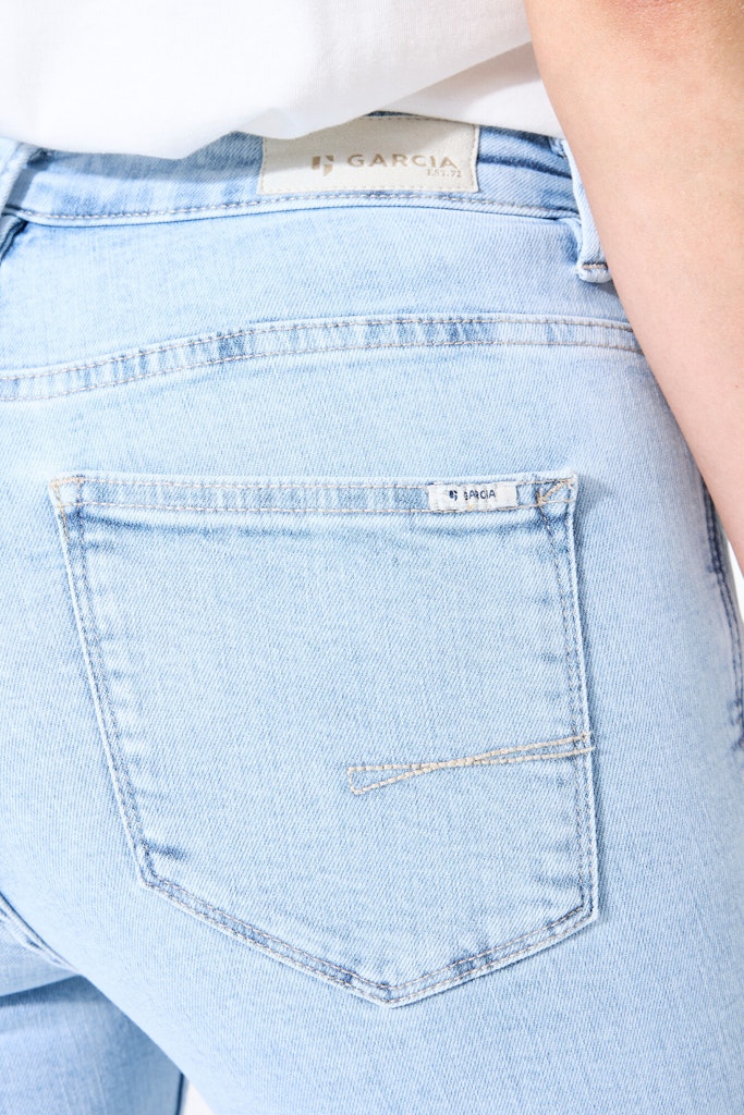 Garcia Jeans - 6116 Celia Straight Fit Mid-High Waist Jeans i Light Used