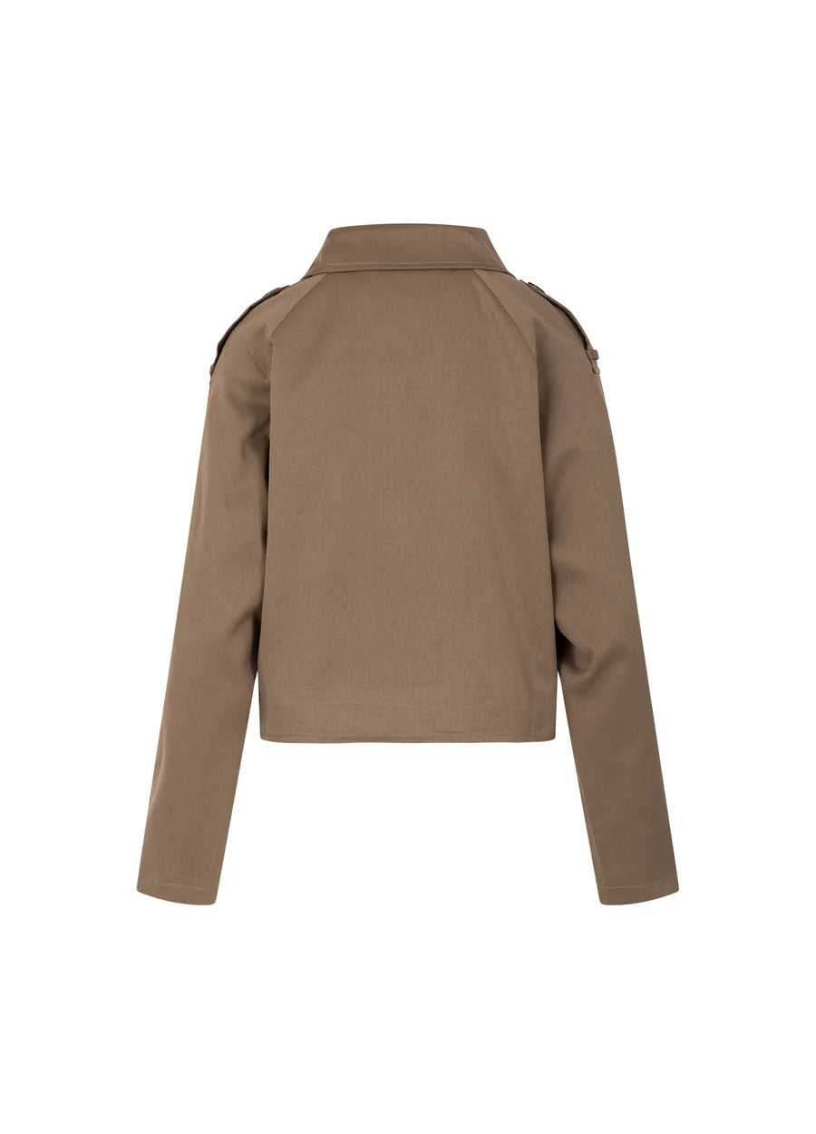 Coster Copenhagen Jakke - 6142 Kort Trench Coat i Khaki