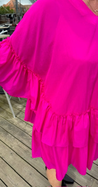 Coster Copenhagen Kjole - Kjole Med Store Flæser i Bright Pink