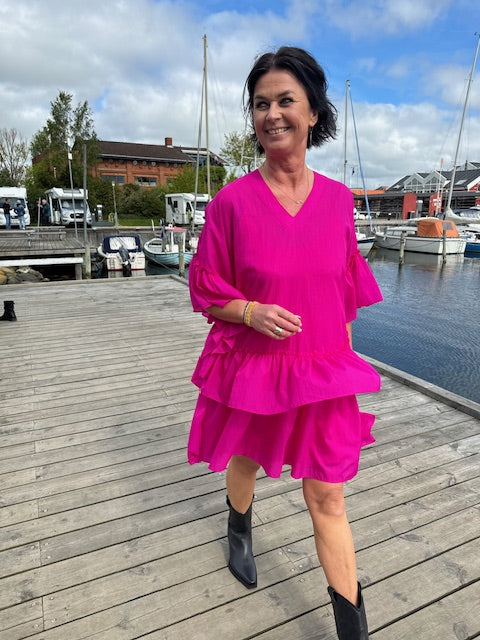 Coster Copenhagen Kjole - Kjole Med Store Flæser i Bright Pink