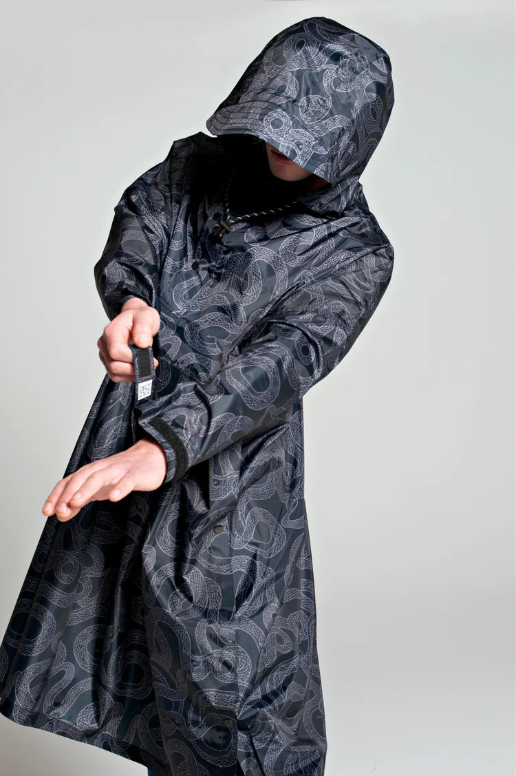 Rain Kiss Regn Poncho - Regn Poncho i Sort med Snakes