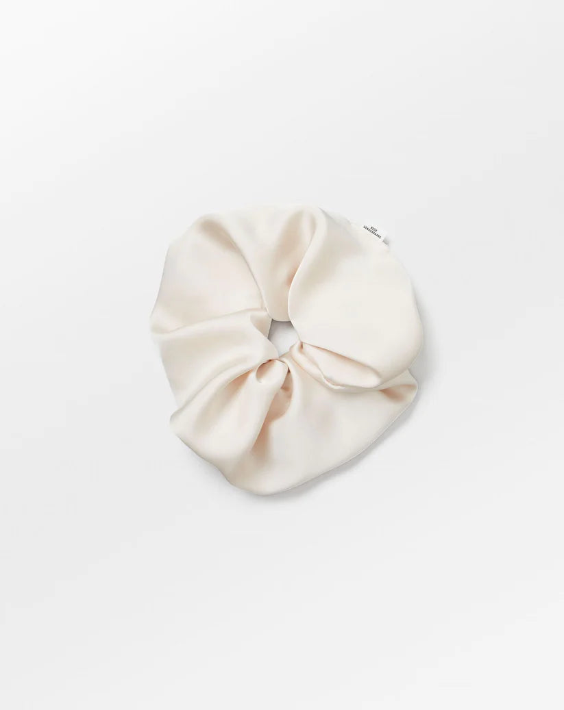 Beck Søndergaard - Solid Thick Satin Scrunchie i Birch White