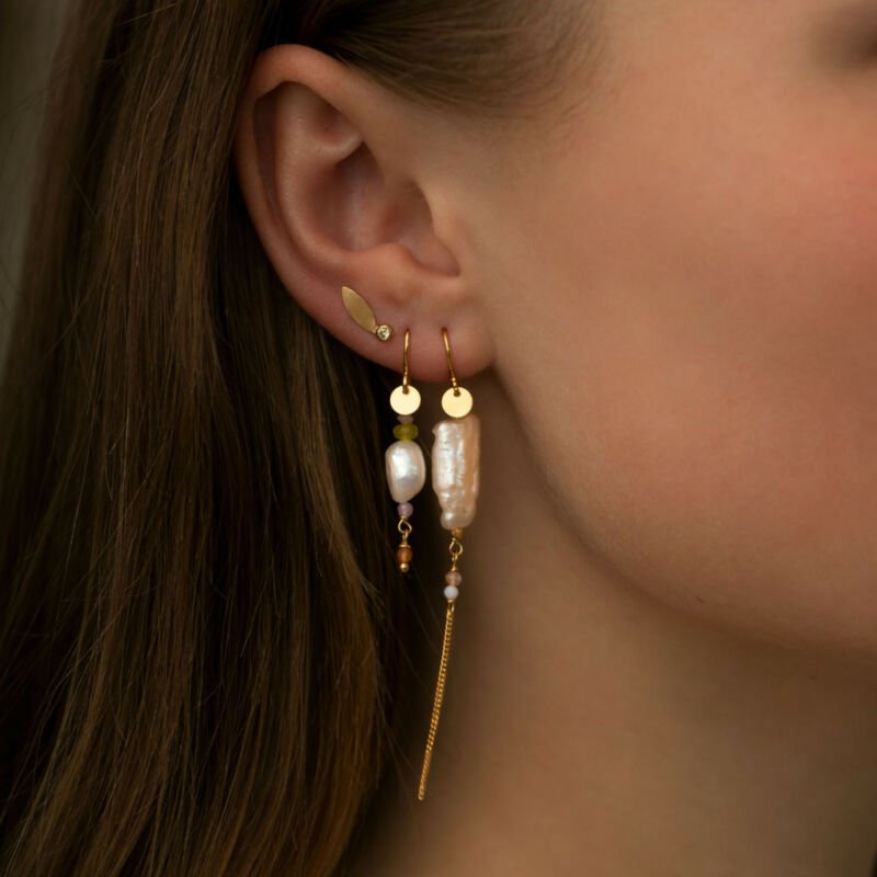 Stine A - Long Baroque Pearl Chain Ørering i Guld